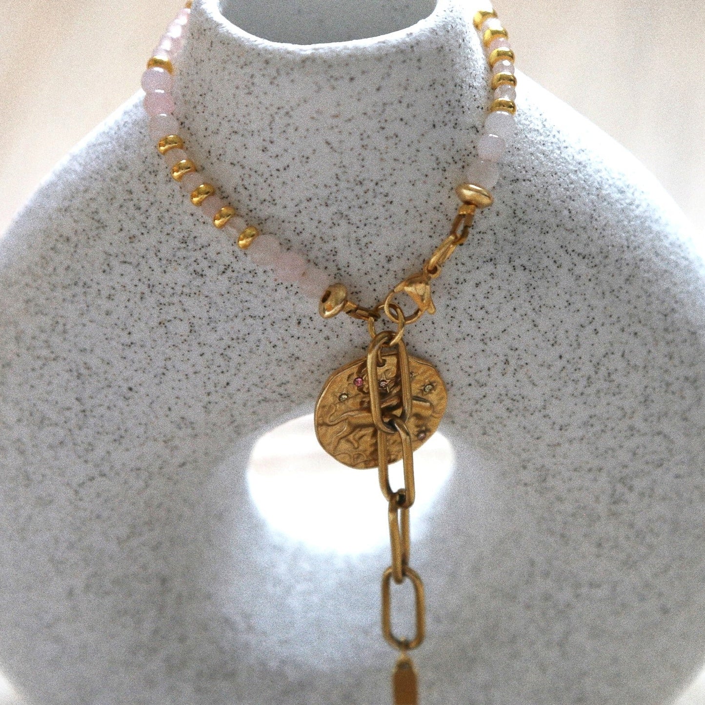 Bracelet Talisman pierre totem Quartz Rose – Médaille Taureau