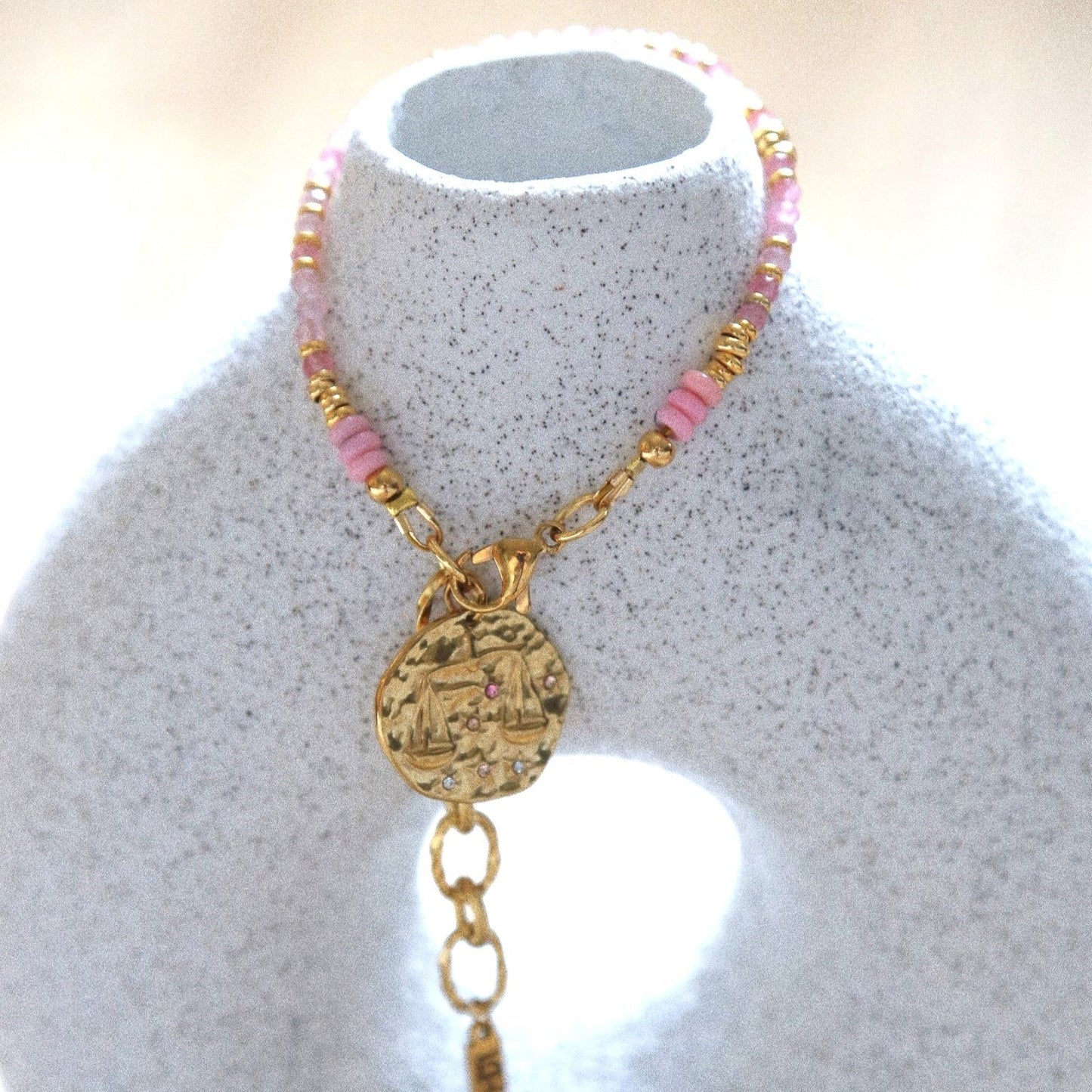 Bracelet Talisman pierre totem Opale Rose – Médaille Balance
