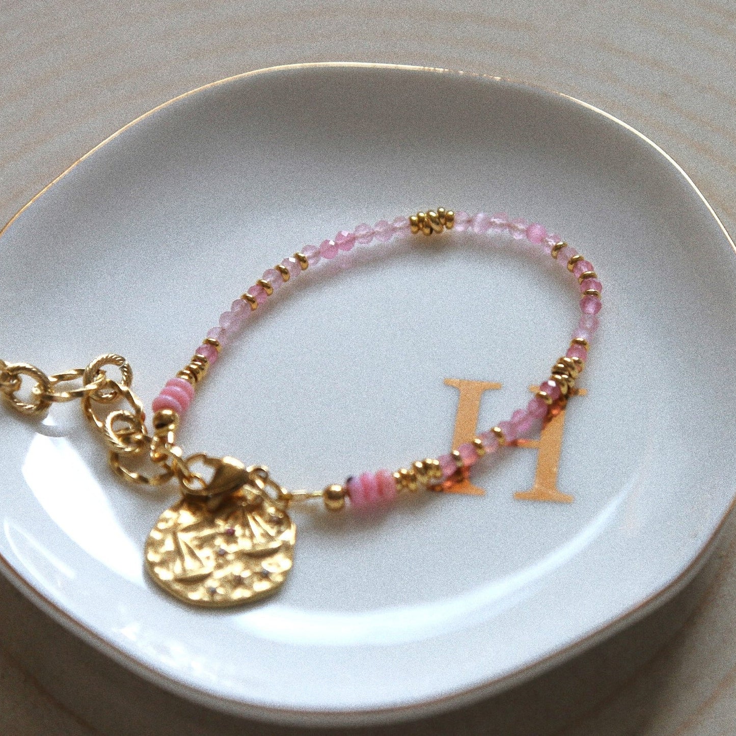 Bracelet Talisman pierre totem Opale Rose – Médaille Balance