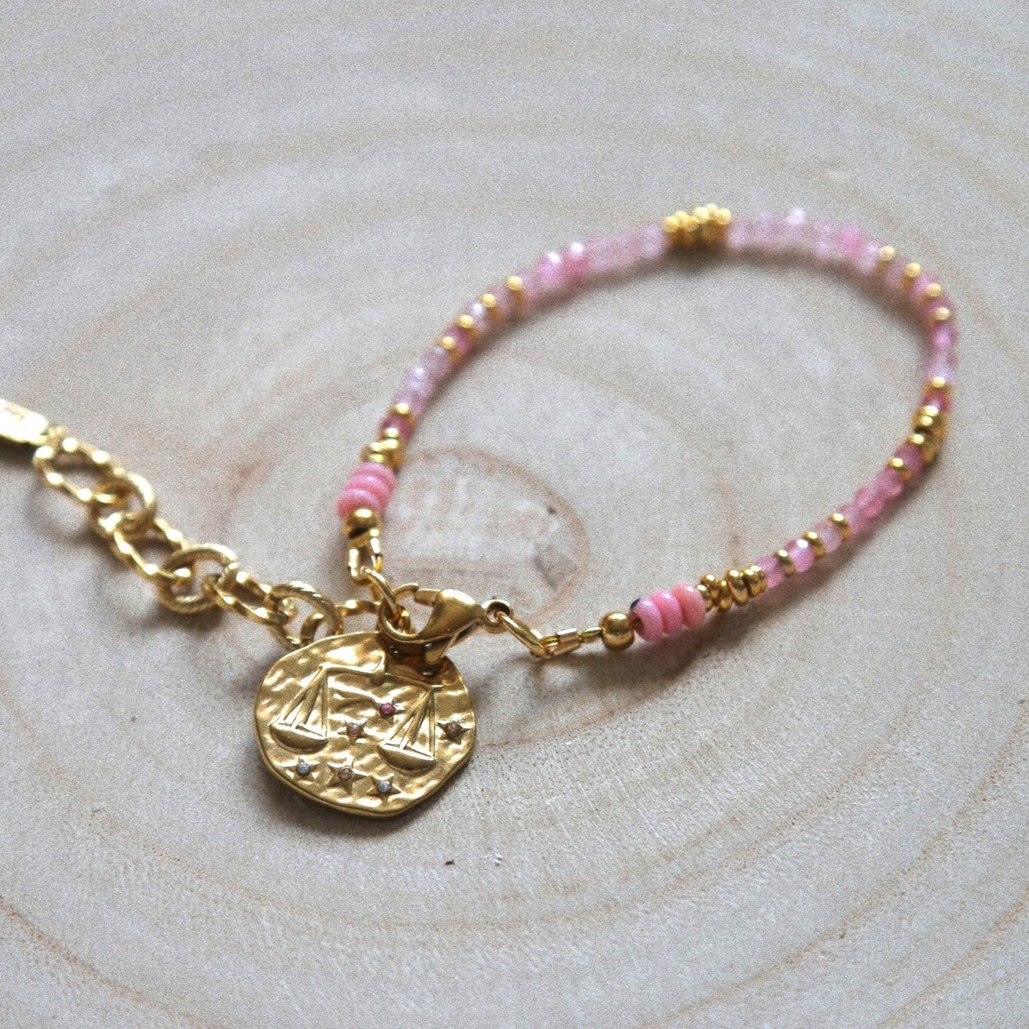 Bracelet Talisman pierre totem Opale Rose – Médaille Balance