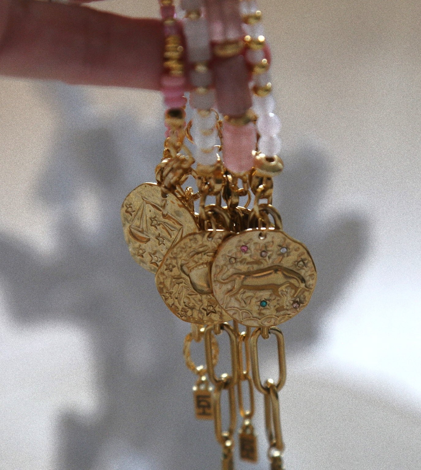 Bracelet Talisman pierre totem Opale Rose – Médaille Balance