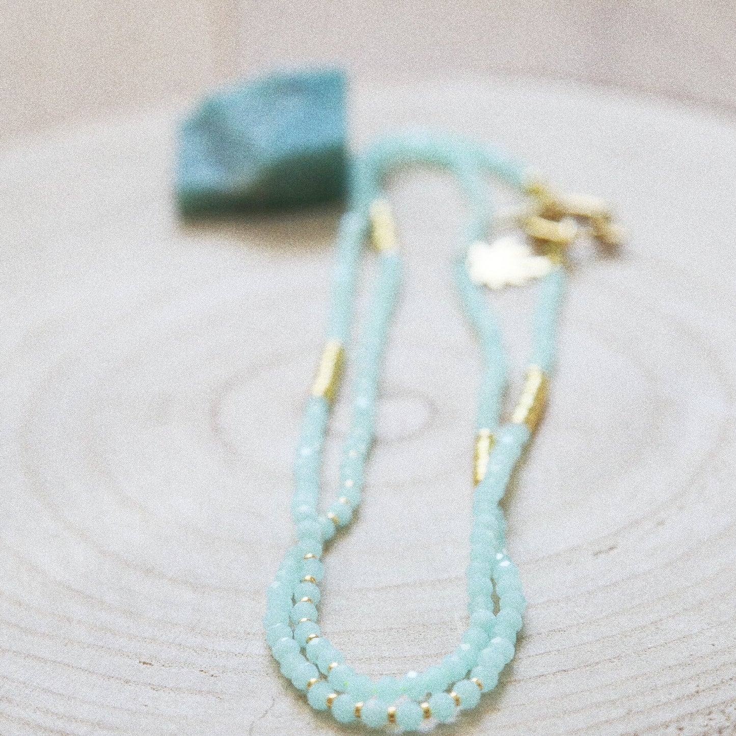 Bracelet Été Luminescent – Quartz Bleu & Palmier Doré