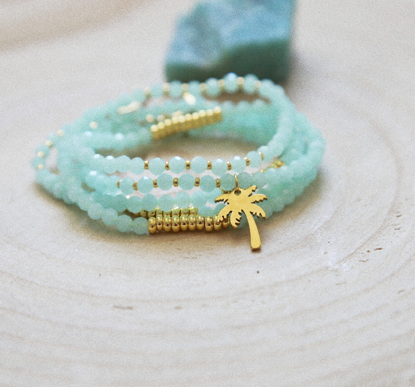 Bracelet Été Luminescent – Quartz Bleu & Palmier Doré