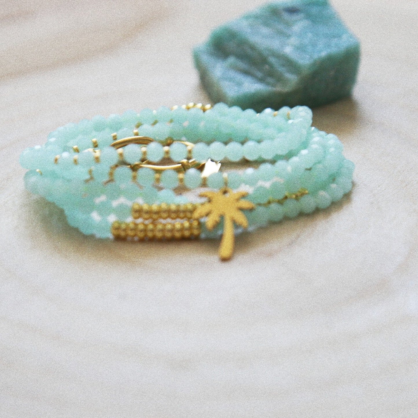 Bracelet Été Luminescent – Quartz Bleu & Palmier Doré