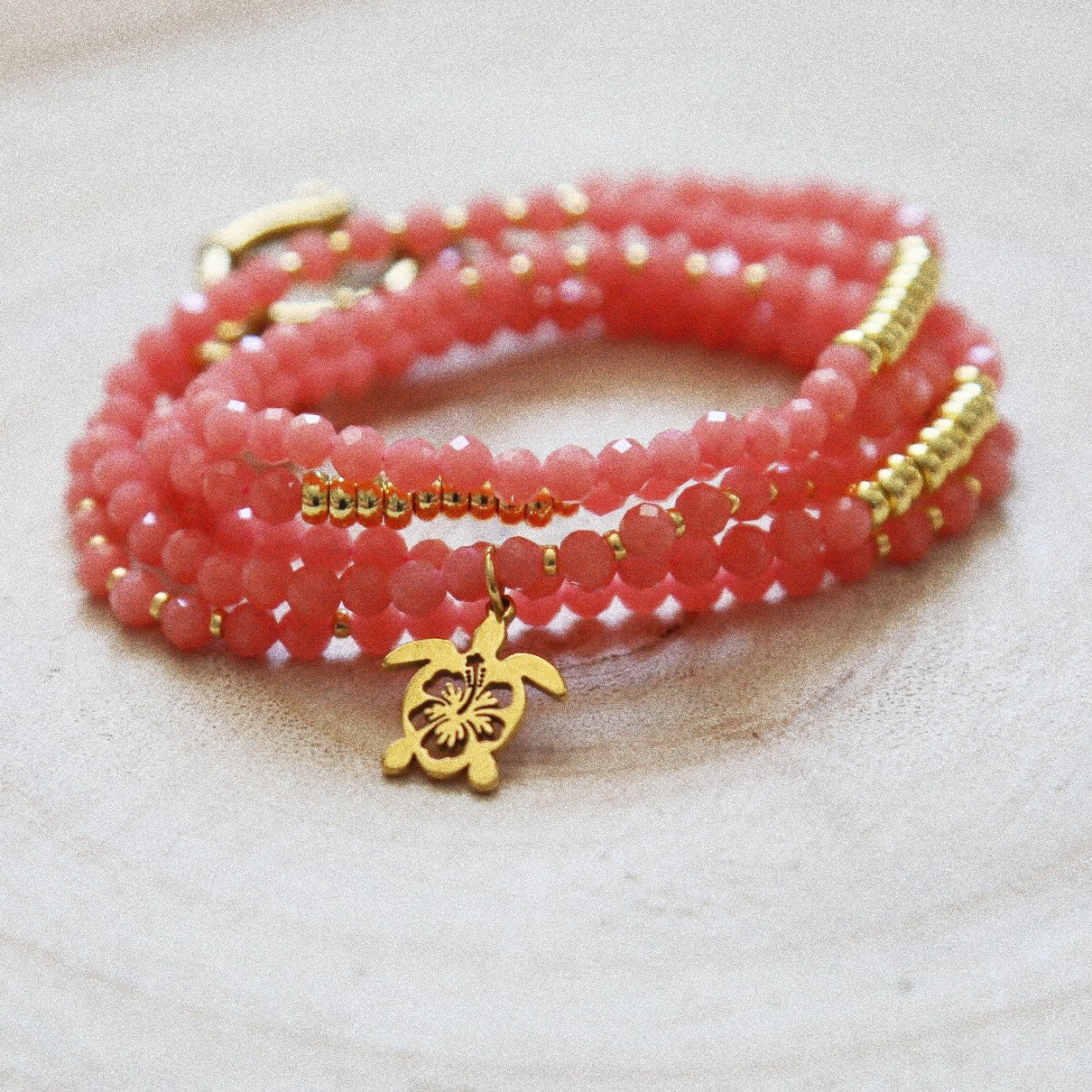 Bracelet Été Luminescent – Quartz Rouge et Tortue Dorée