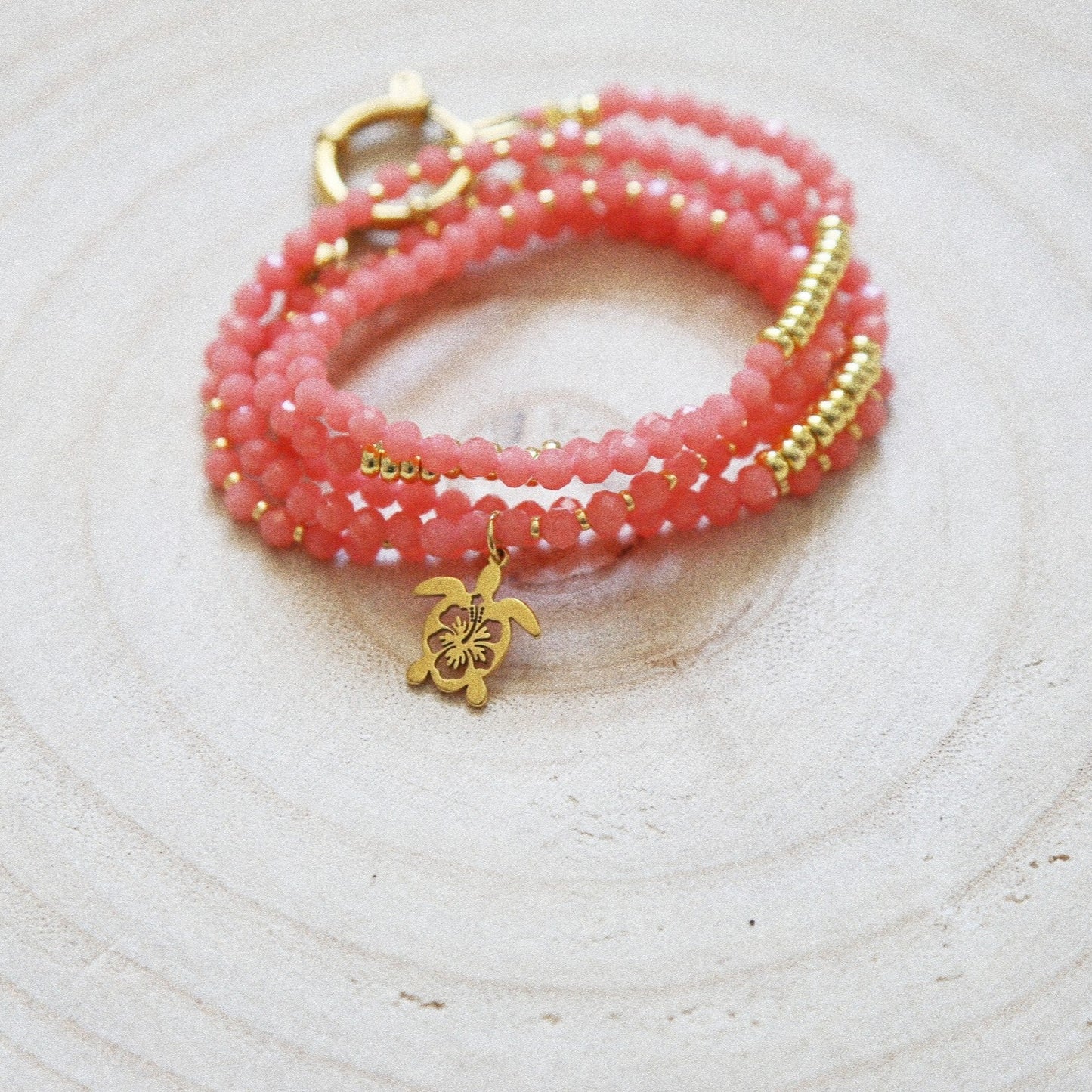 Bracelet Été Luminescent – Quartz Rouge et Tortue Dorée