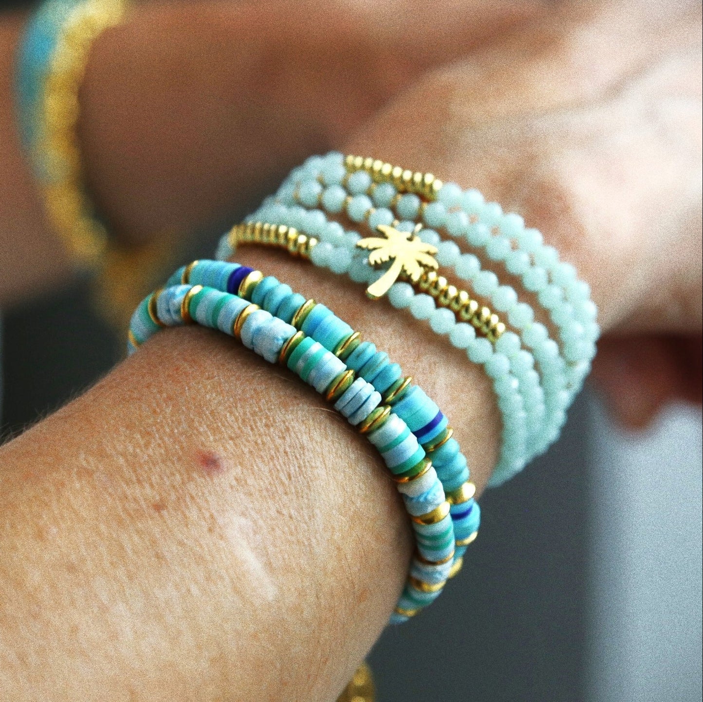 Bracelet Été Luminescent – Quartz Bleu & Palmier Doré