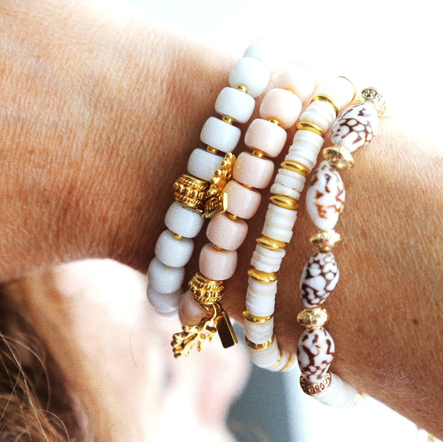 Bracelet Talisman Bleu ou Blanc – Éclats marins & Corail doré
