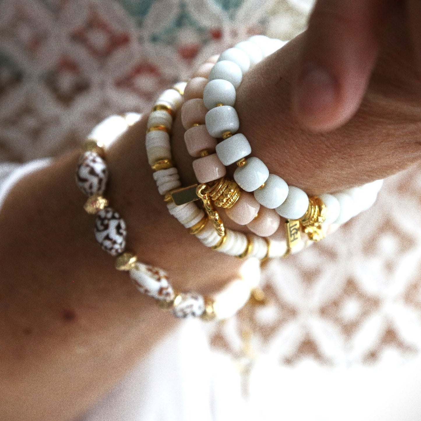 Bracelet Talisman Bleu ou Blanc – Éclats marins & Corail doré