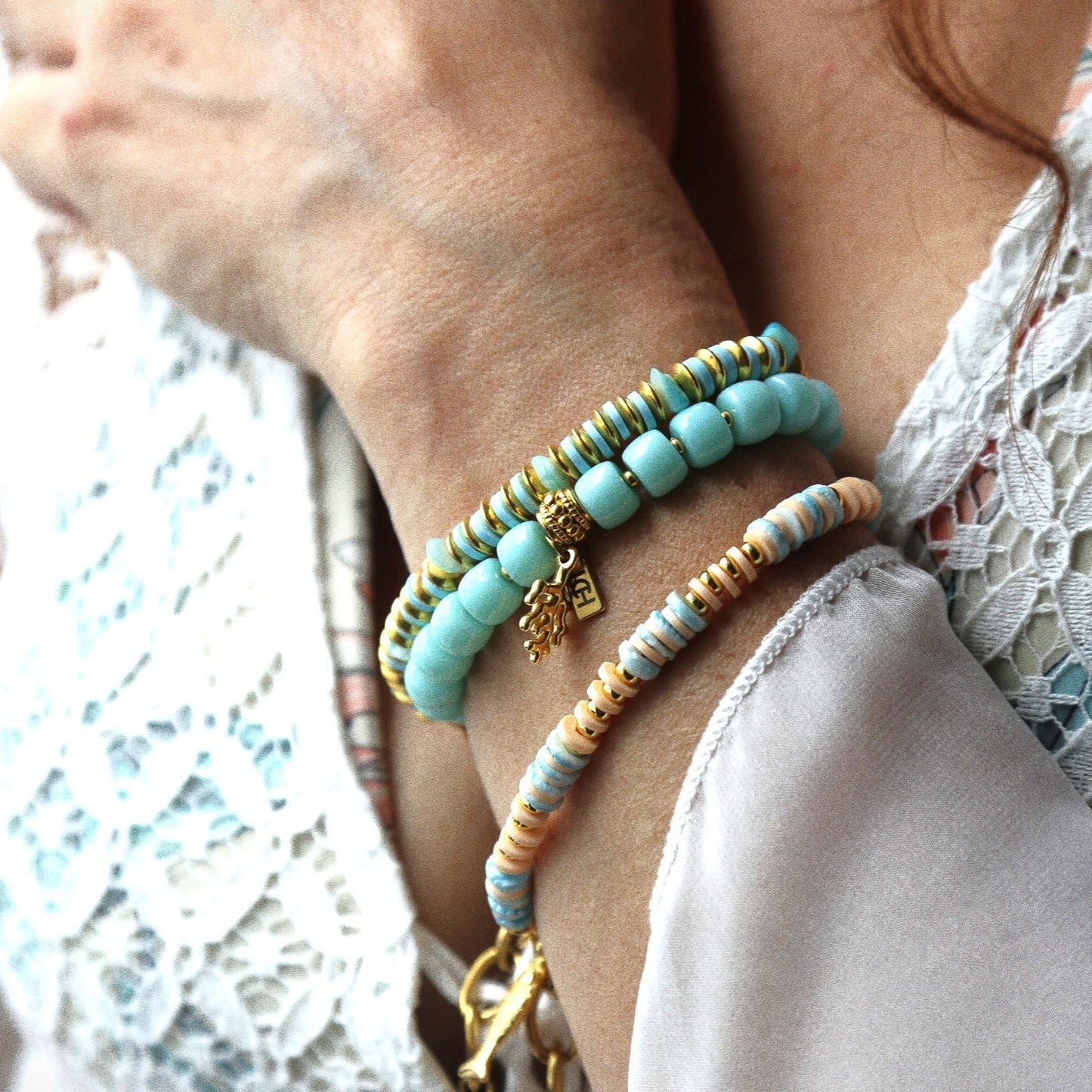 Bracelet Talisman Bleu ou Blanc – Éclats marins & Corail doré