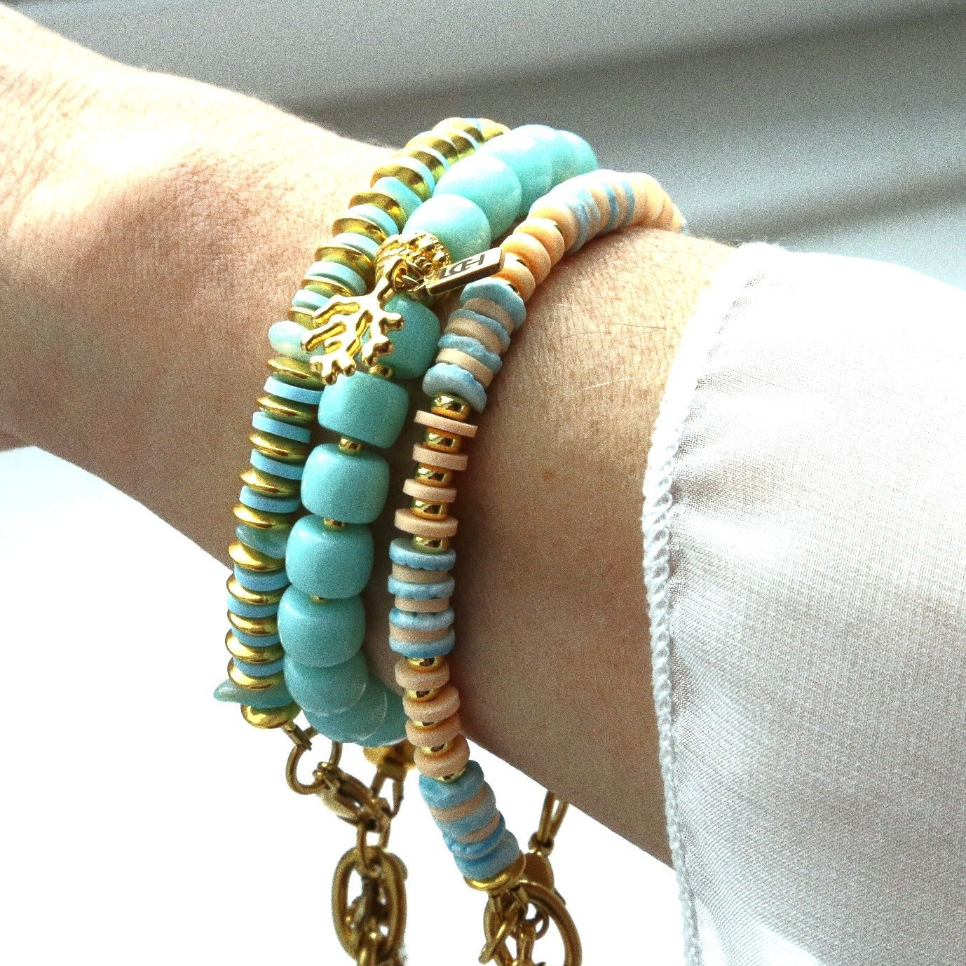 Bracelet Talisman Bleu ou Blanc – Éclats marins & Corail doré