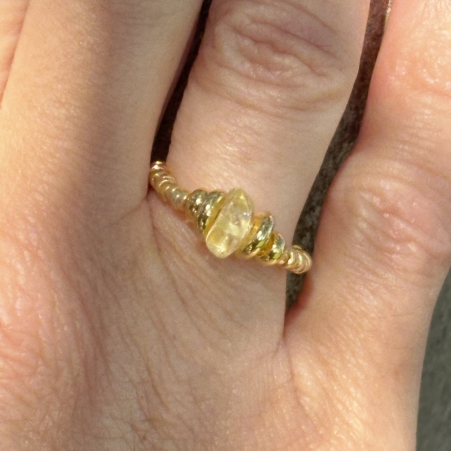 Bague talisman – Perle en verre jaune