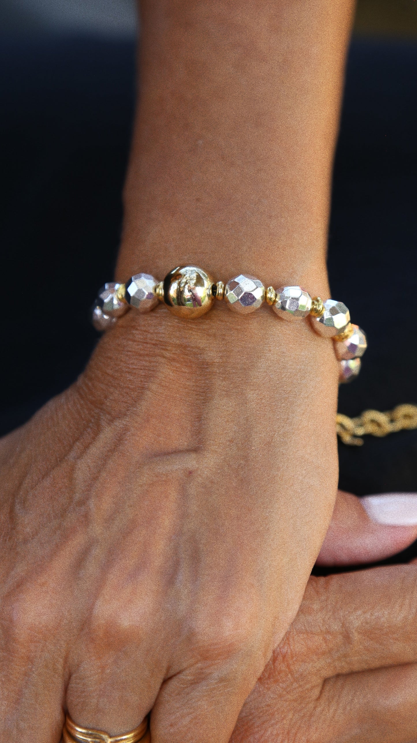 Bracelet – Perles Argent Disco, Grosse Perle Dorée & Carpe