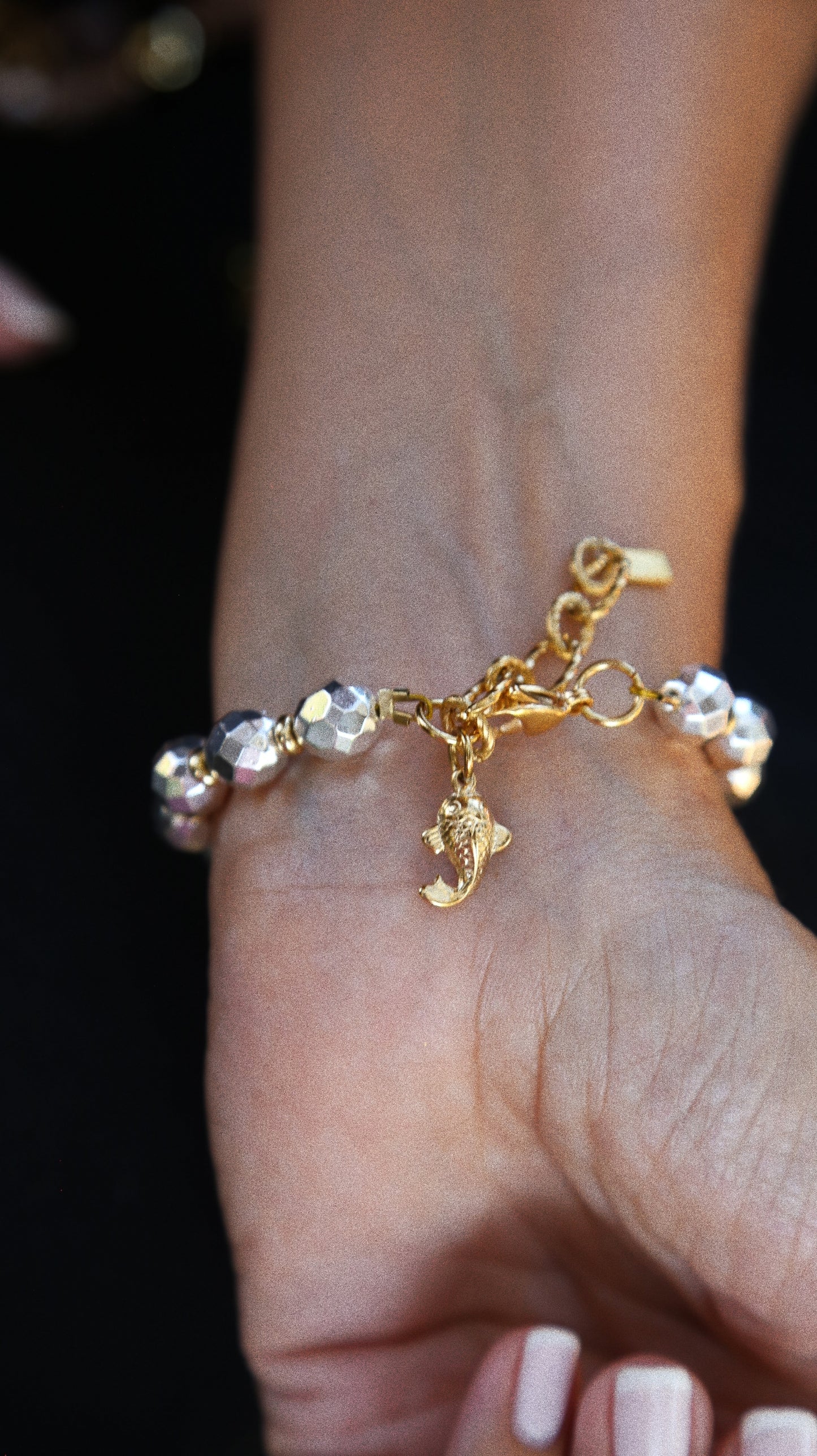 Bracelet – Perles Argent Disco, Grosse Perle Dorée & Carpe