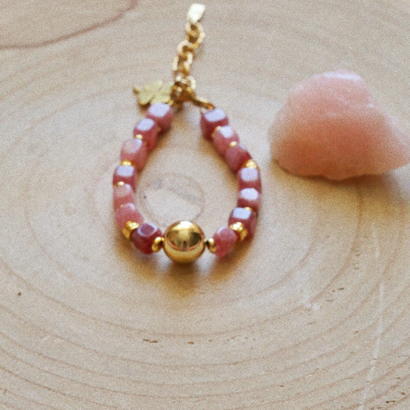 Bracelet – Quartz Fraise, Perles Dorées & Trèfle