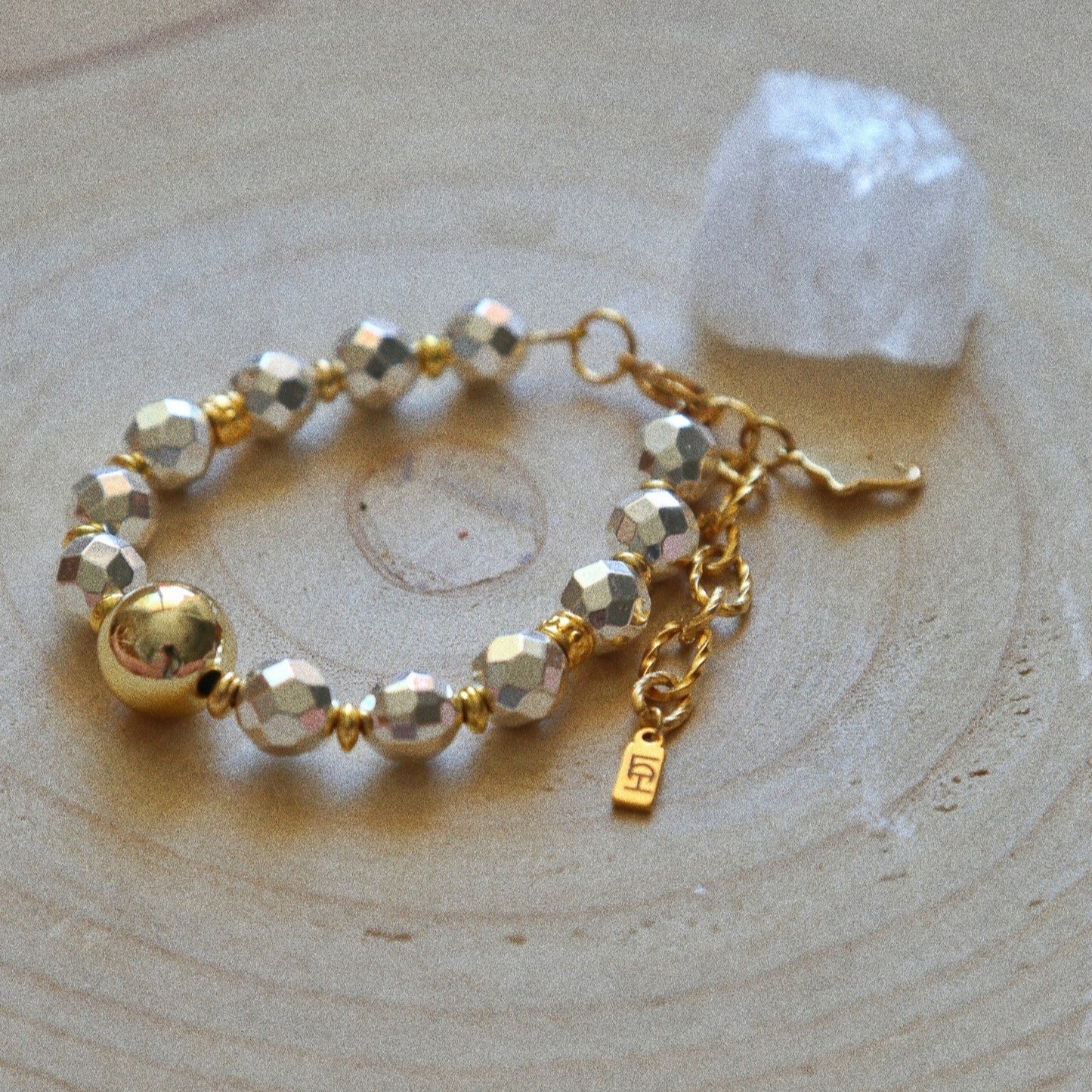 Bracelet – Perles Argent Disco, Grosse Perle Dorée & Carpe