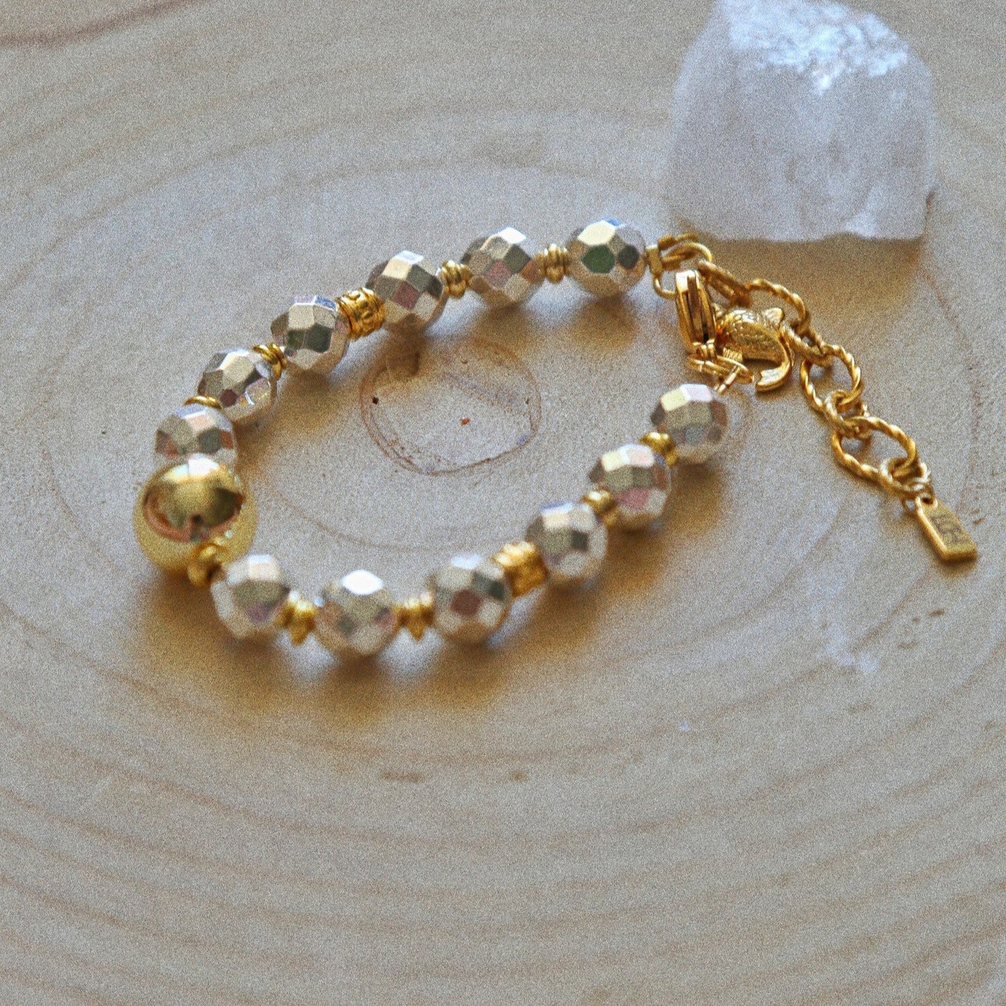 Bracelet – Perles Argent Disco, Grosse Perle Dorée & Carpe