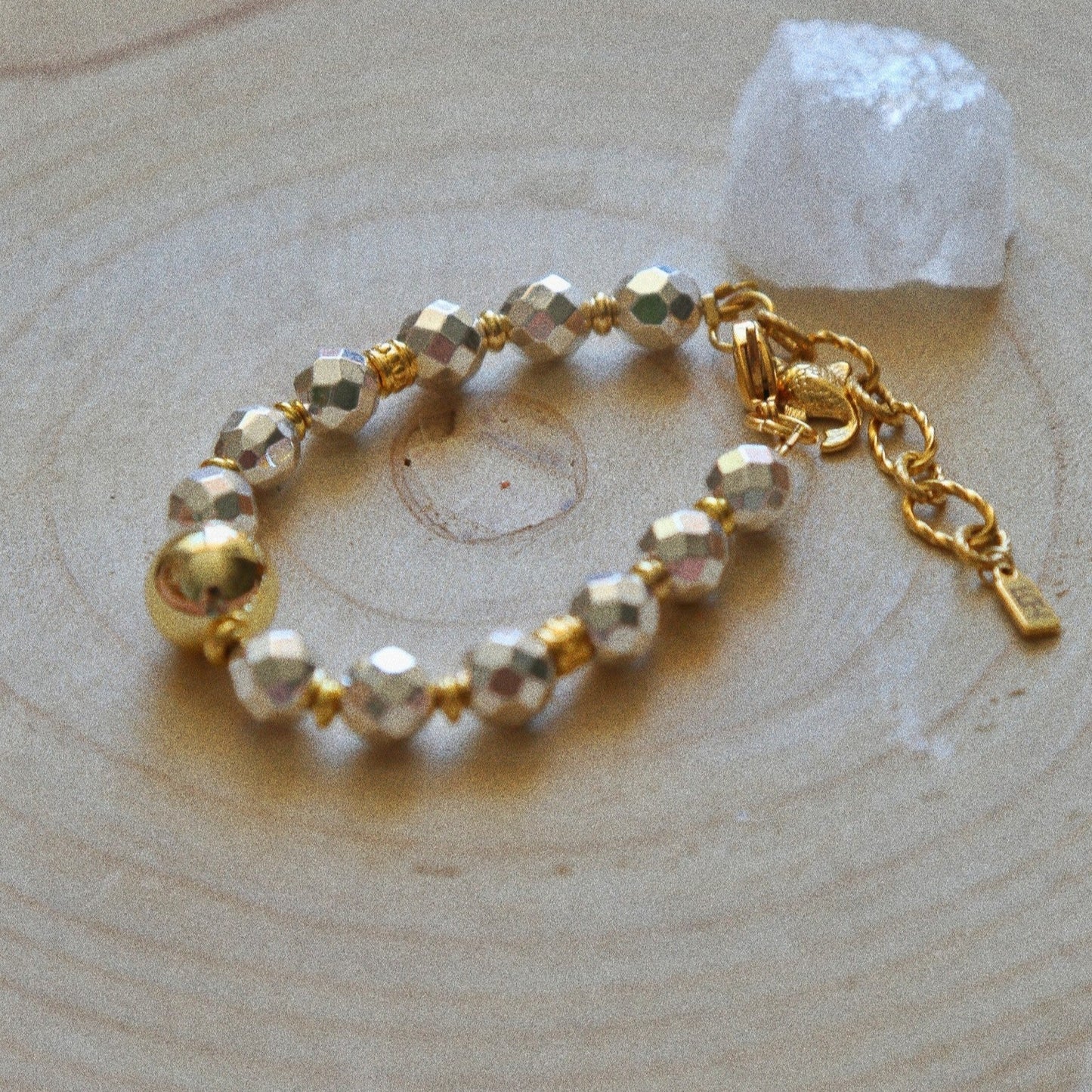 Bracelet – Perles Argent Disco, Grosse Perle Dorée & Carpe