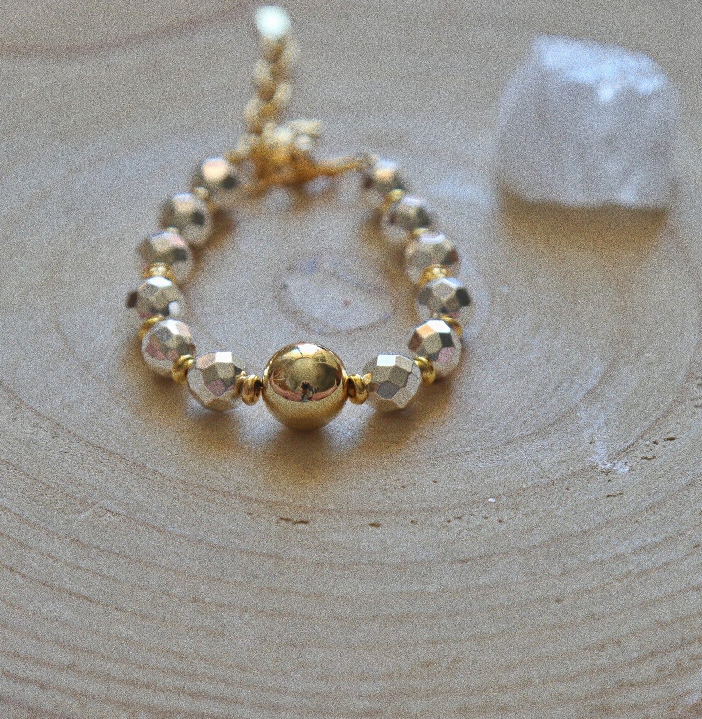 Bracelet – Perles Argent Disco, Grosse Perle Dorée & Carpe