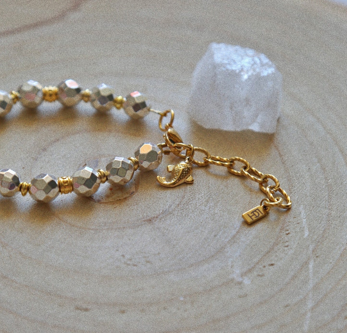 Bracelet – Perles Argent Disco, Grosse Perle Dorée & Carpe