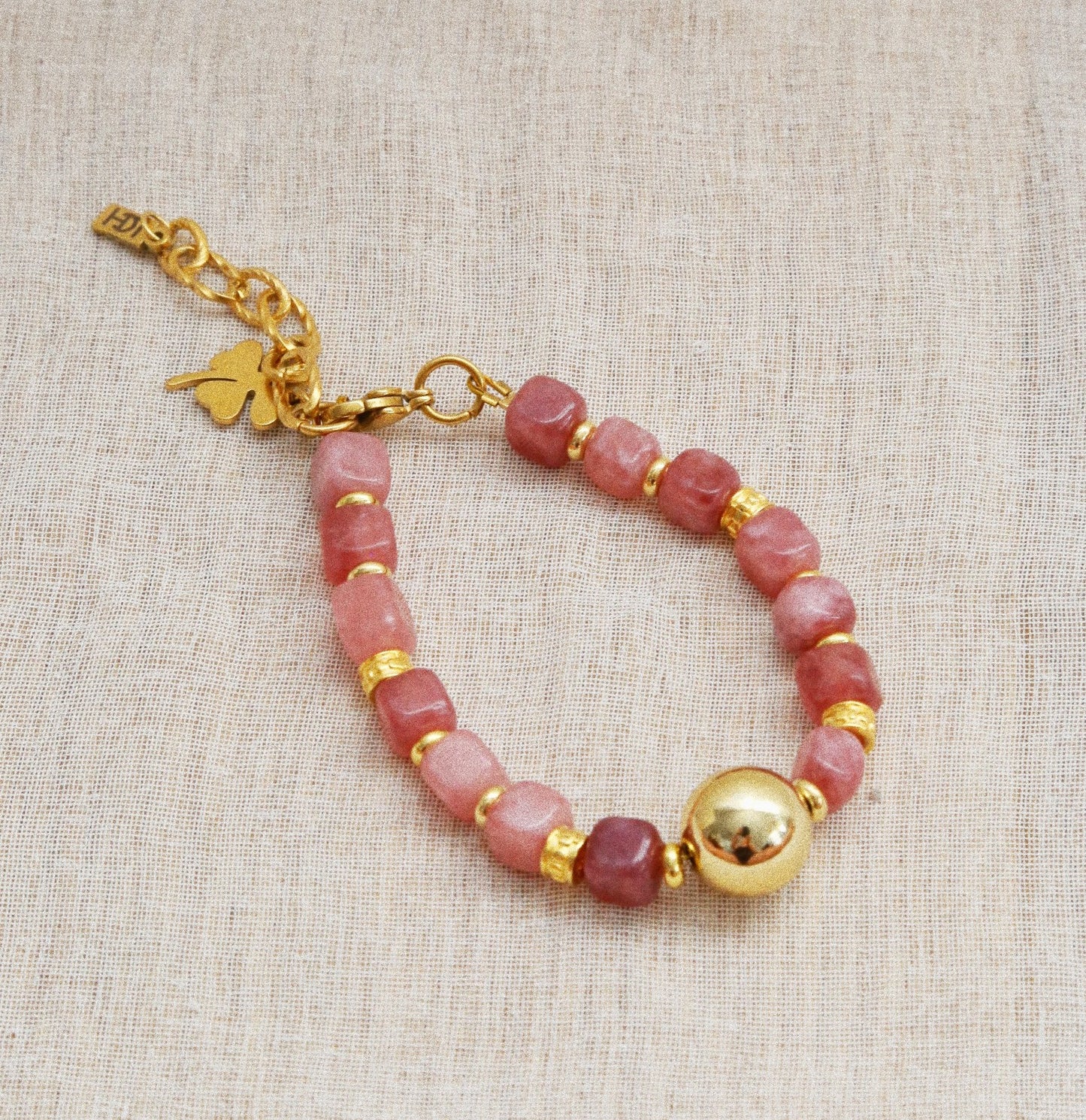 Bracelet – Quartz Fraise, Perles Dorées & Trèfle