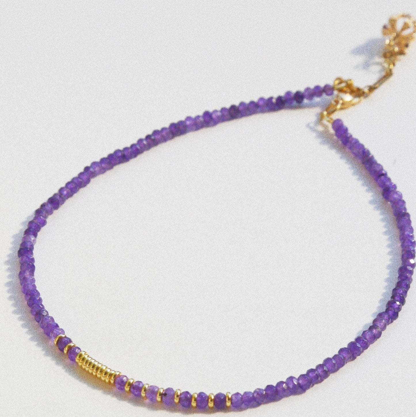 Collier Henriette 2-7 – Améthyste & Couronne Dorée