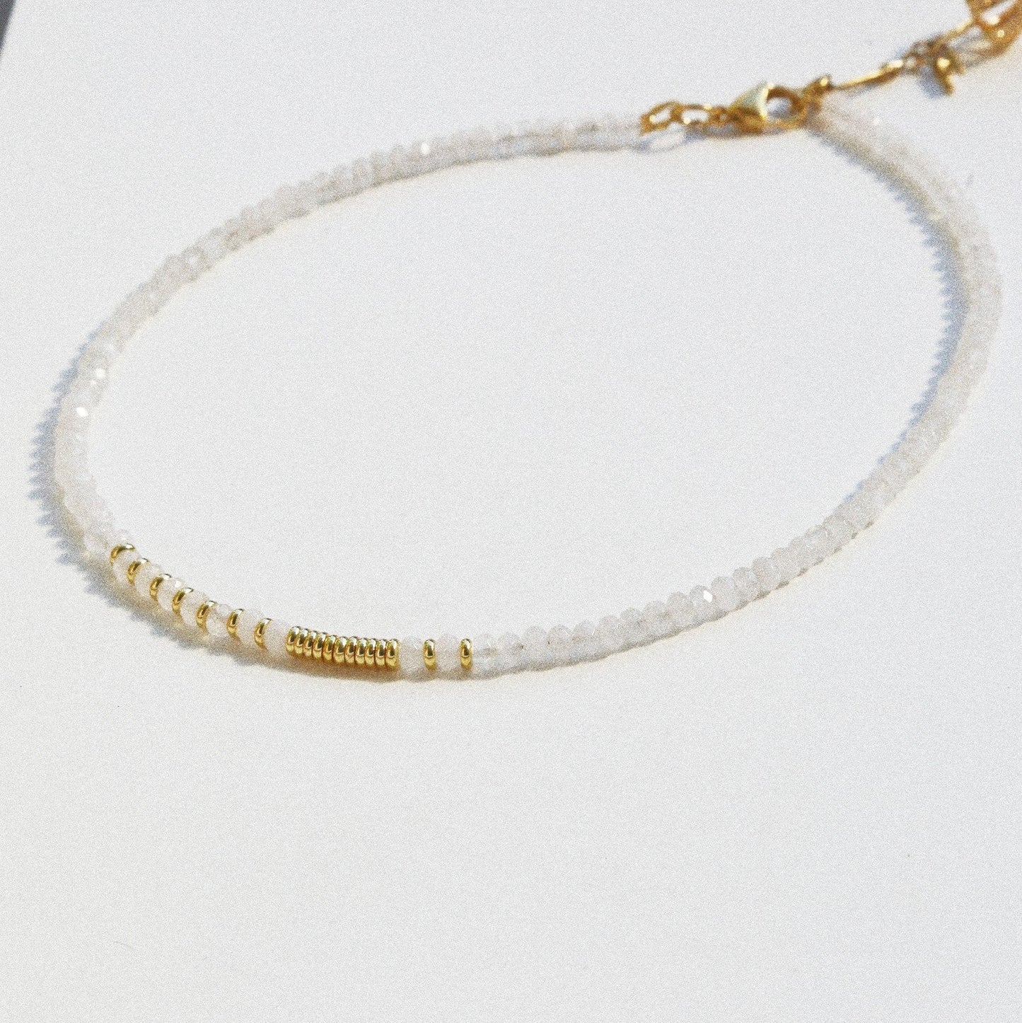 Collier Henriette 2-7 – Quartz Blanc & Couronne Dorée