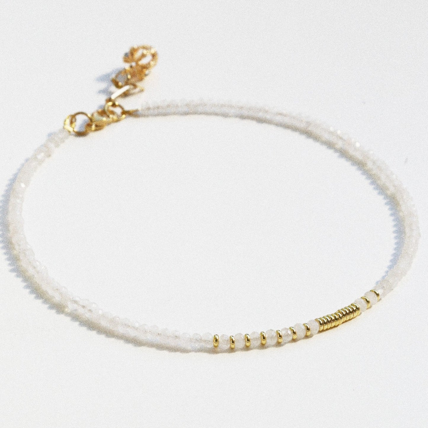 Collier Henriette 2-7 – Quartz Blanc & Couronne Dorée