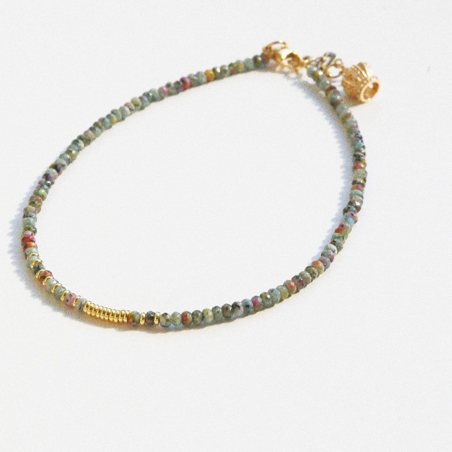 Collier Henriette 2-7 – Rubis Zoïsite & Couronne Dorée