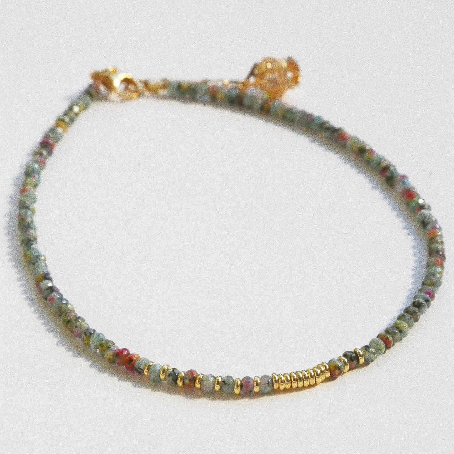 Collier Henriette 2-7 – Rubis Zoïsite & Couronne Dorée