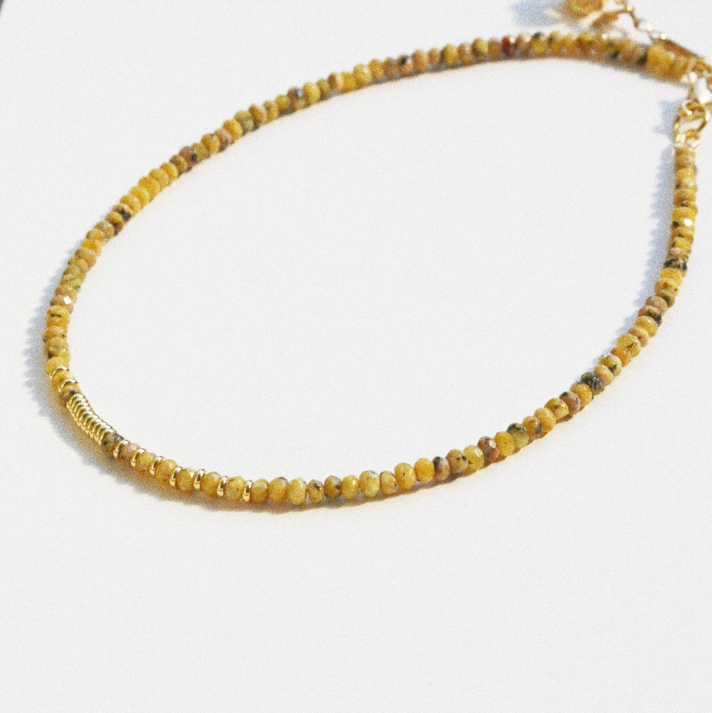 Collier Henriette 2-7 – Jaspe Teinté Jaune Moutarde & Couronne Dorée