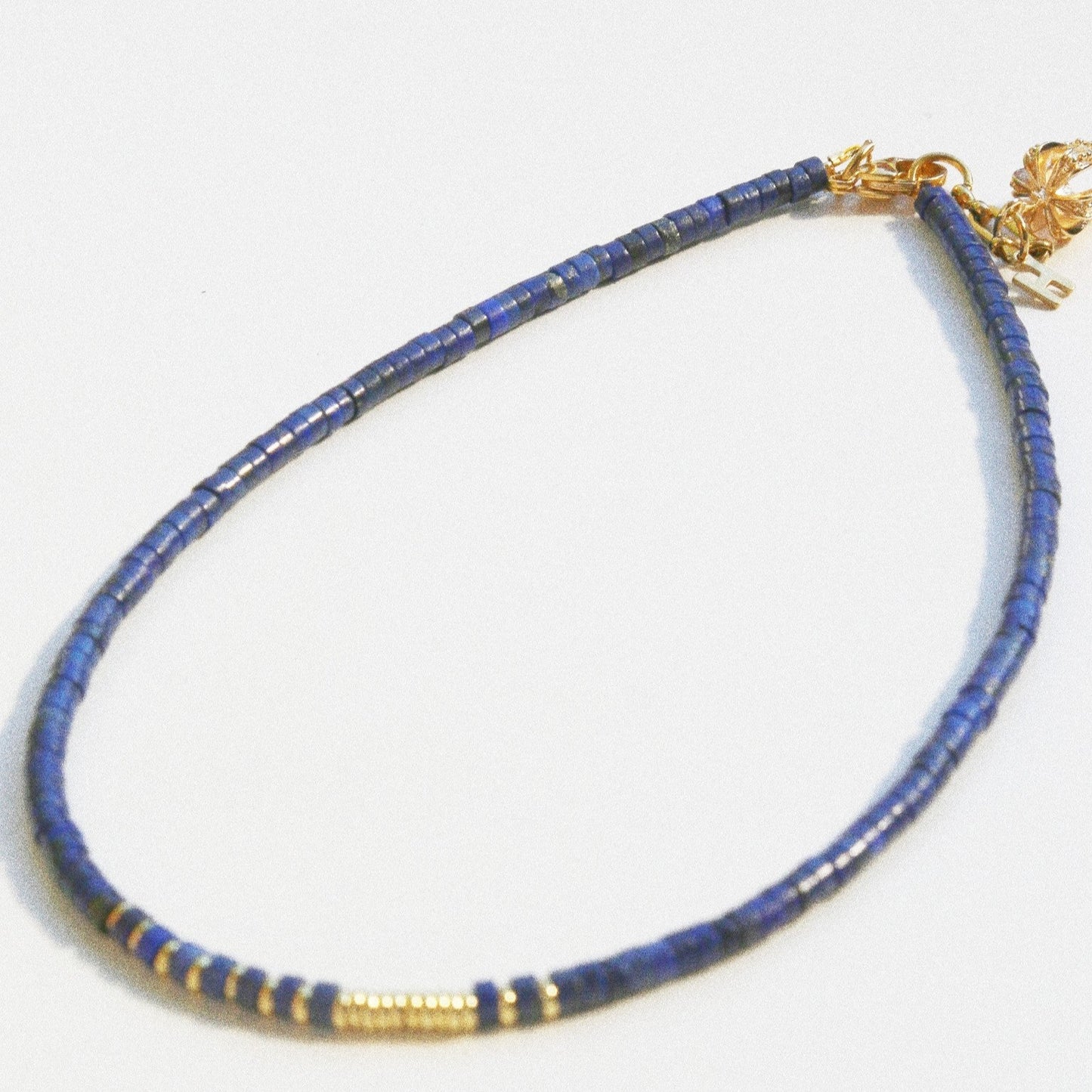 Collier Henriette 2-7 – Perles Heishi Lapis Lazuli & Couronne Dorée