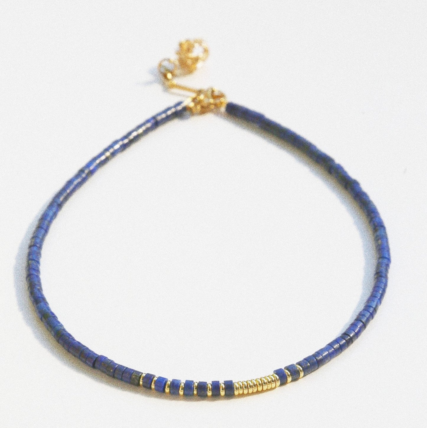 Collier Henriette 2-7 – Perles Heishi Lapis Lazuli & Couronne Dorée
