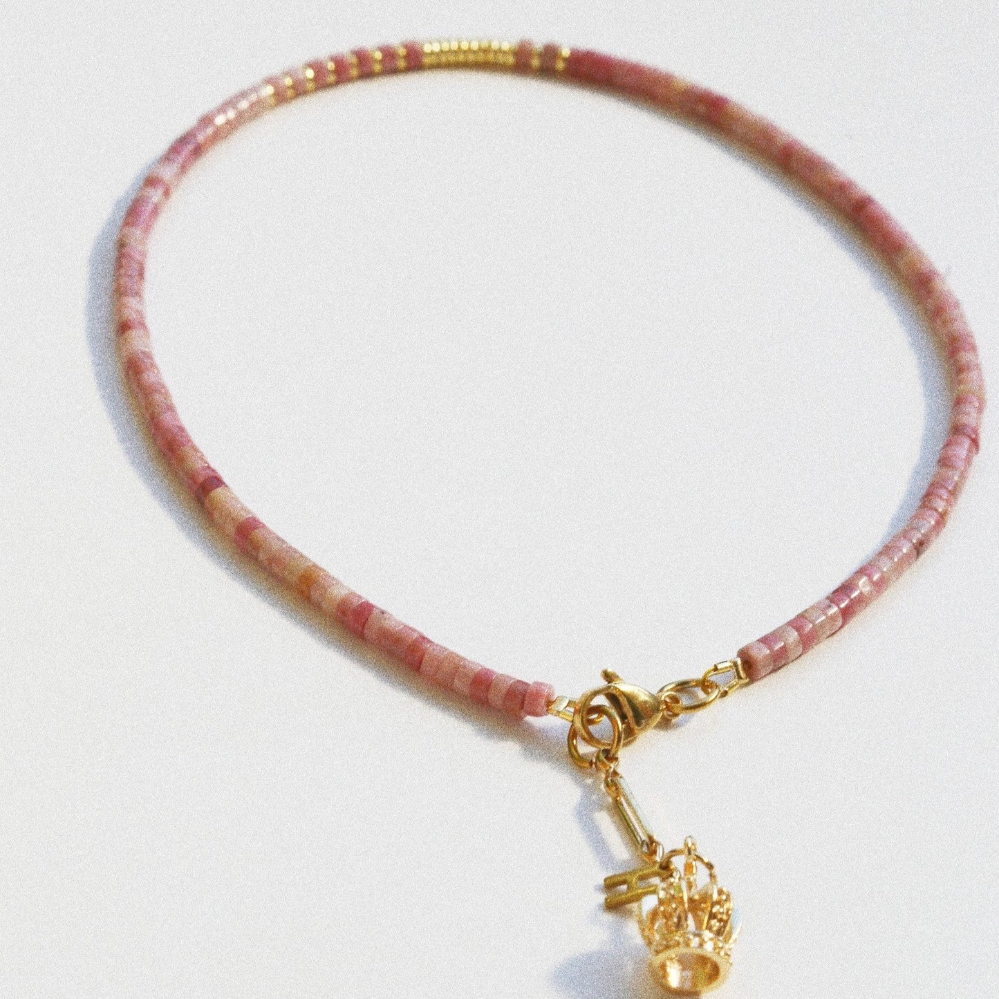 Collier Henriette 2-7 – Rhodonite & Couronne Dorée