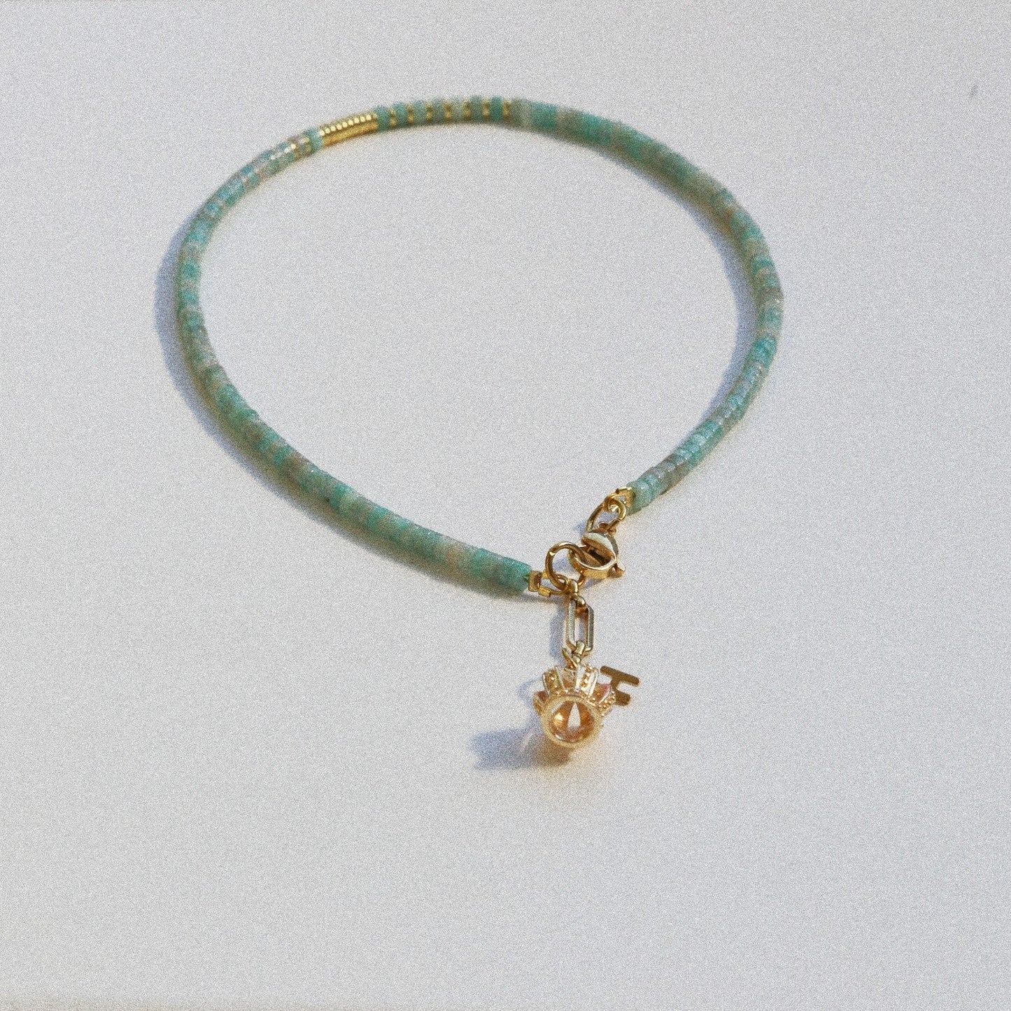 Collier Henriette 2-7 – Amazonite & Couronne Dorée