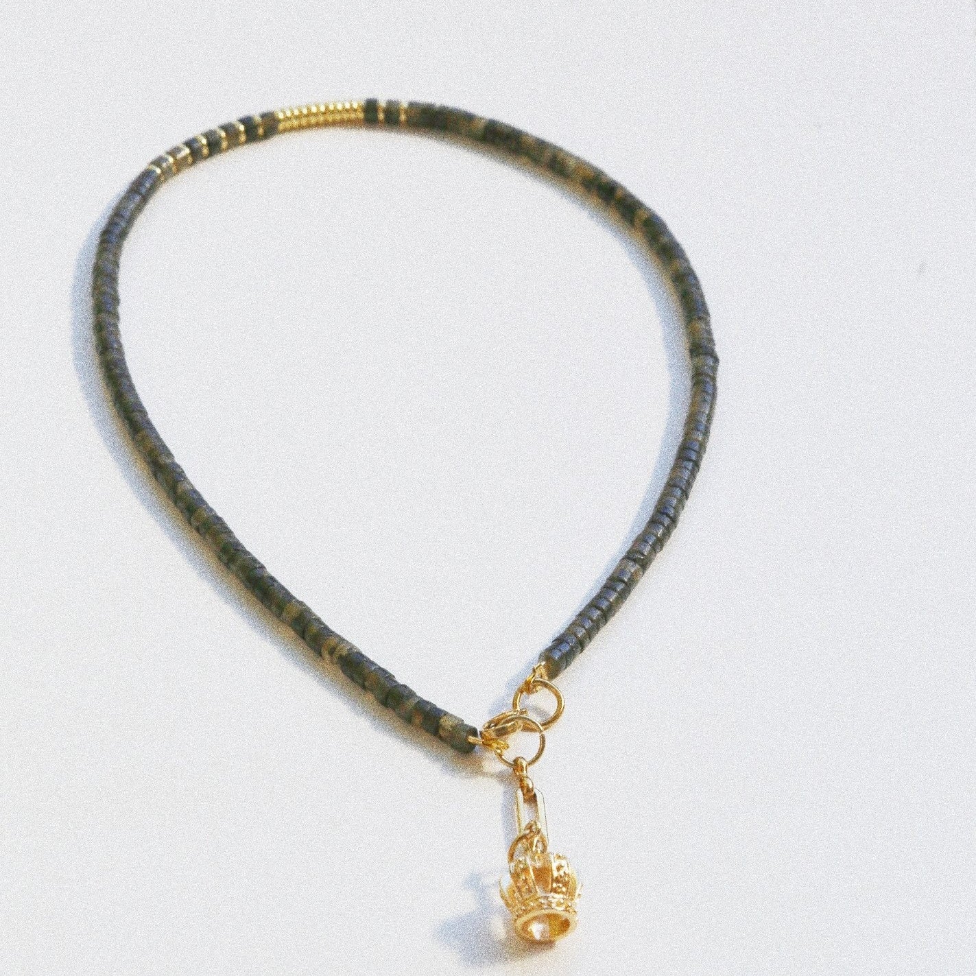 Collier Henriette 2-7 – Moldavite & Couronne Dorée
