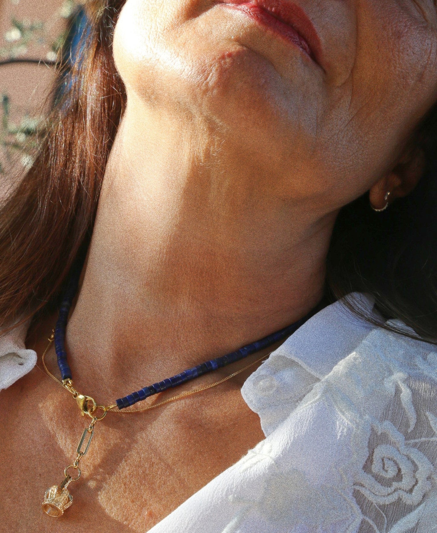 Collier Henriette 2-7 – Perles Heishi Lapis Lazuli & Couronne Dorée