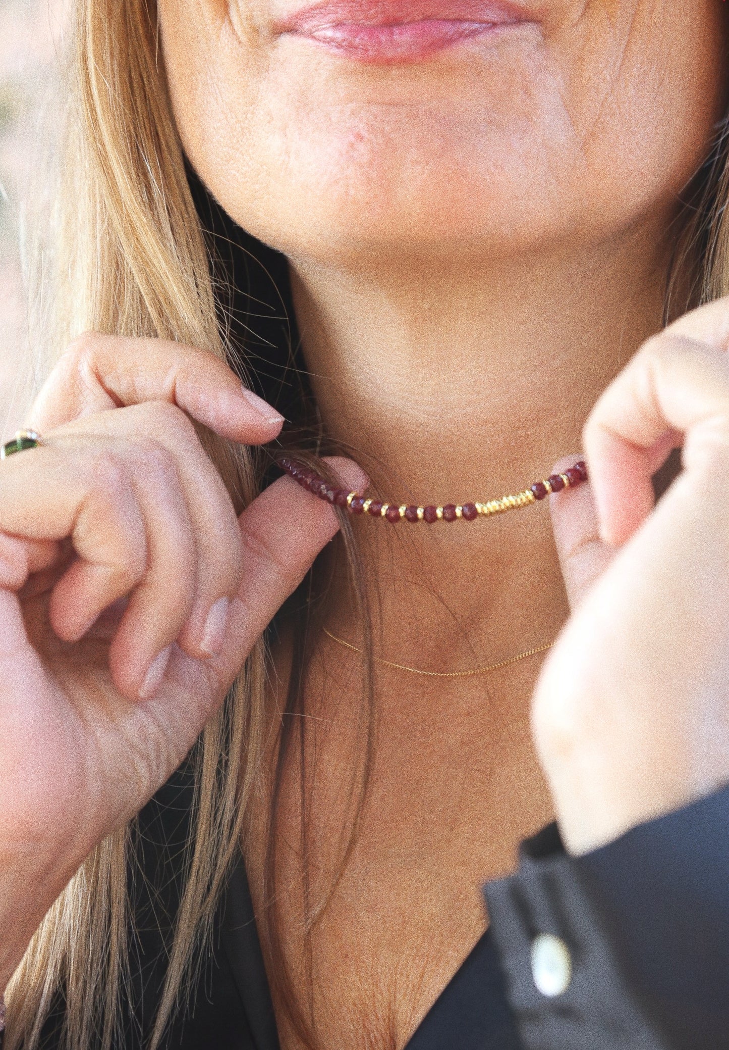 Collier Henriette 2-7 – Grenat & Couronne Dorée