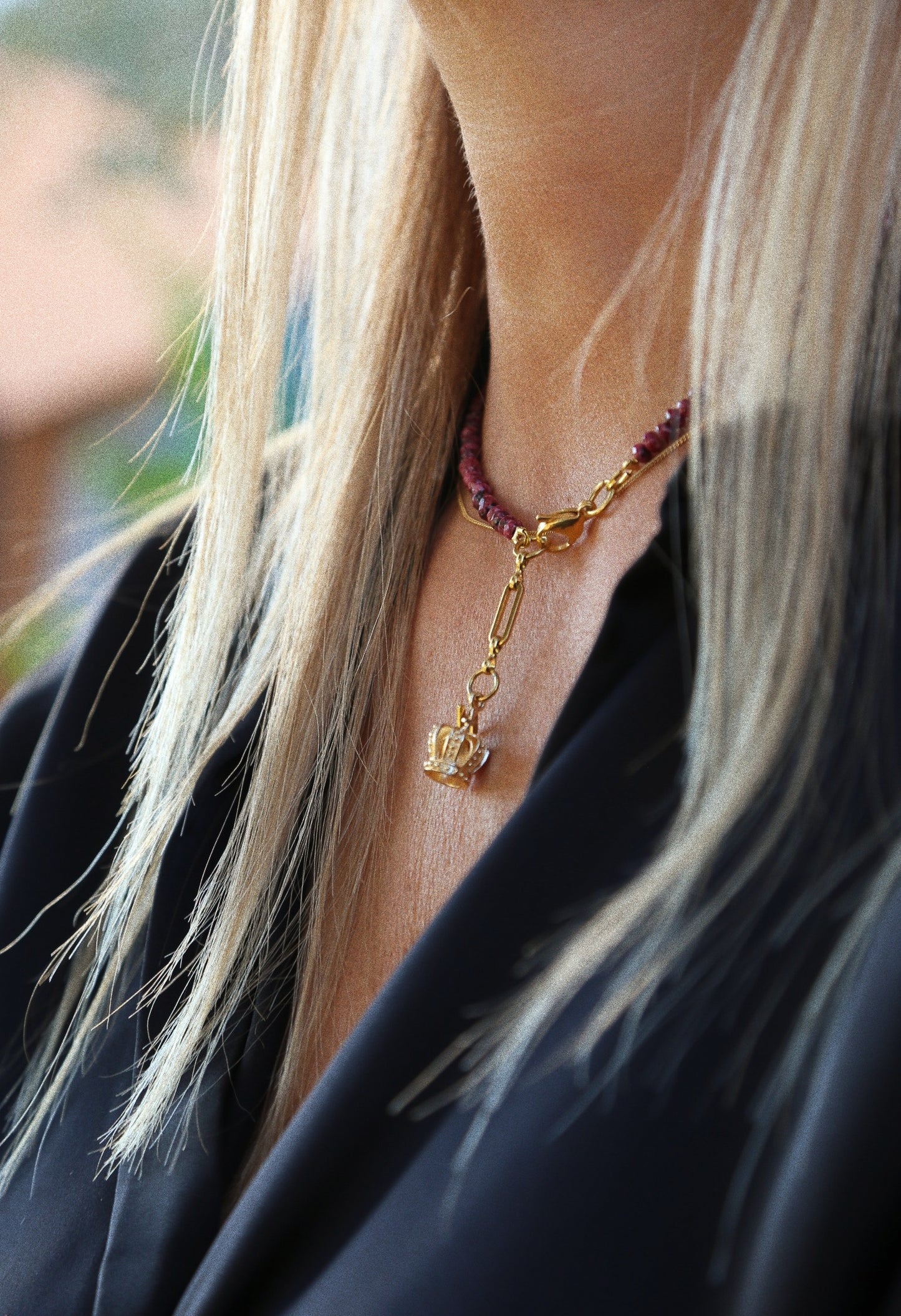 Collier Henriette 2-7 – Agate Teintée Pourpre & Couronne Dorée