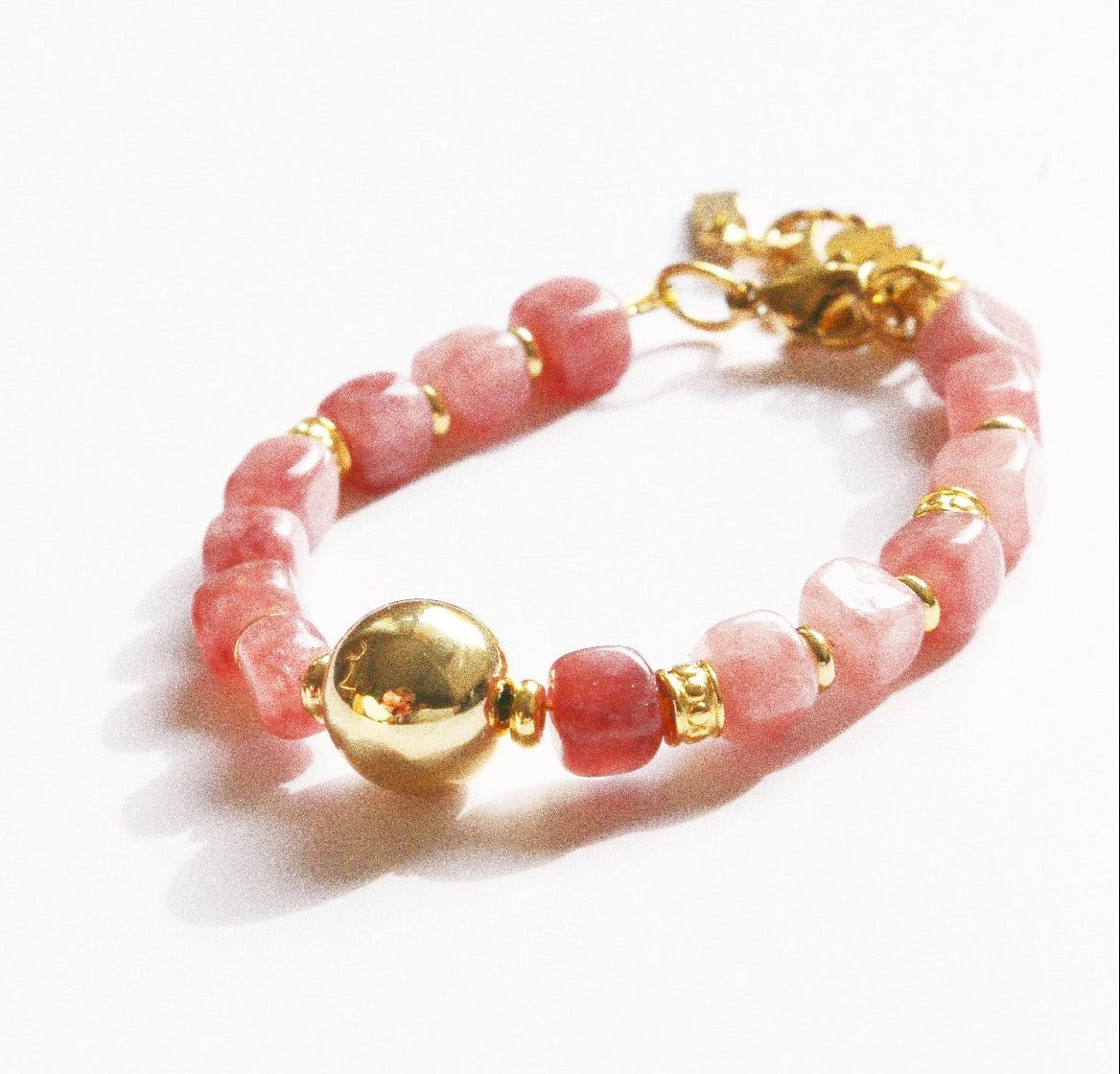 Bracelet – Quartz Fraise, Perles Dorées & Trèfle