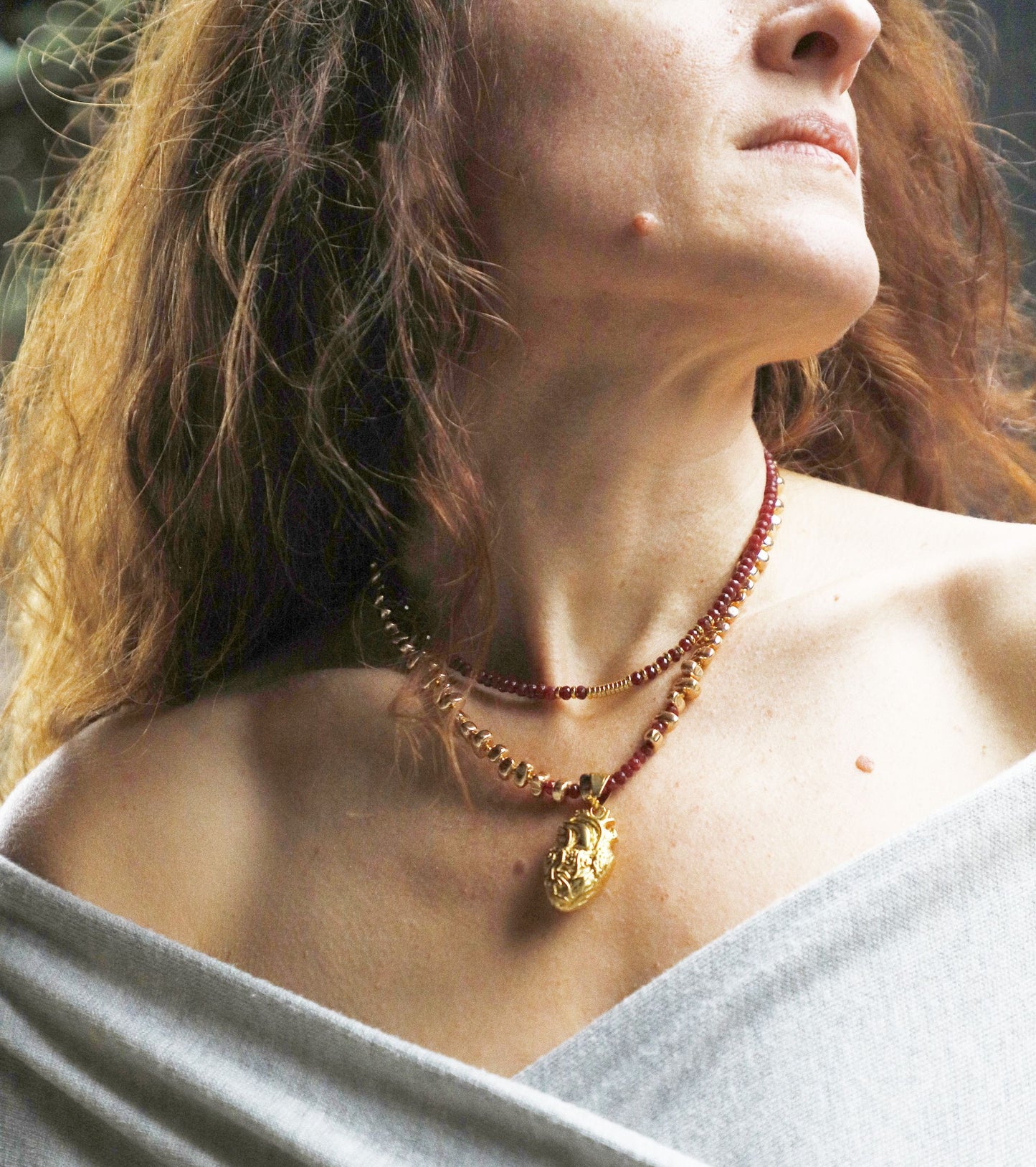 La magie de Noël en version talisman. Des bijoux lumineux, festifs et symboliques pour offrir douceur et enchantement.