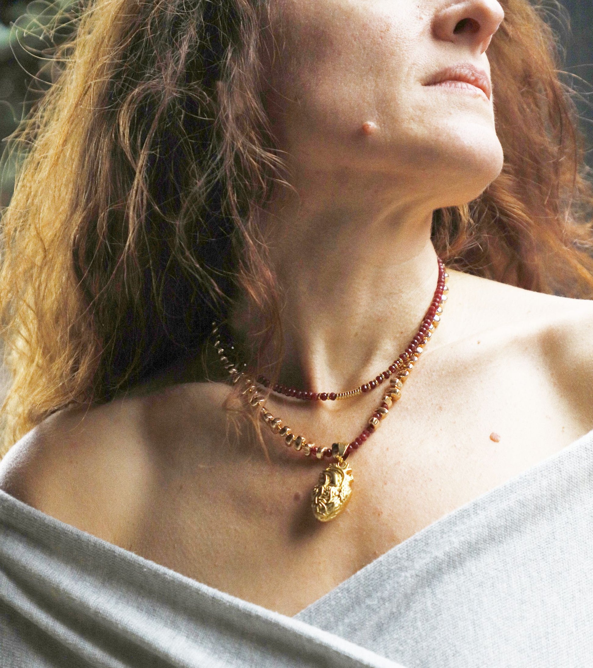 La magie de Noël en version talisman. Des bijoux lumineux, festifs et symboliques pour offrir douceur et enchantement.