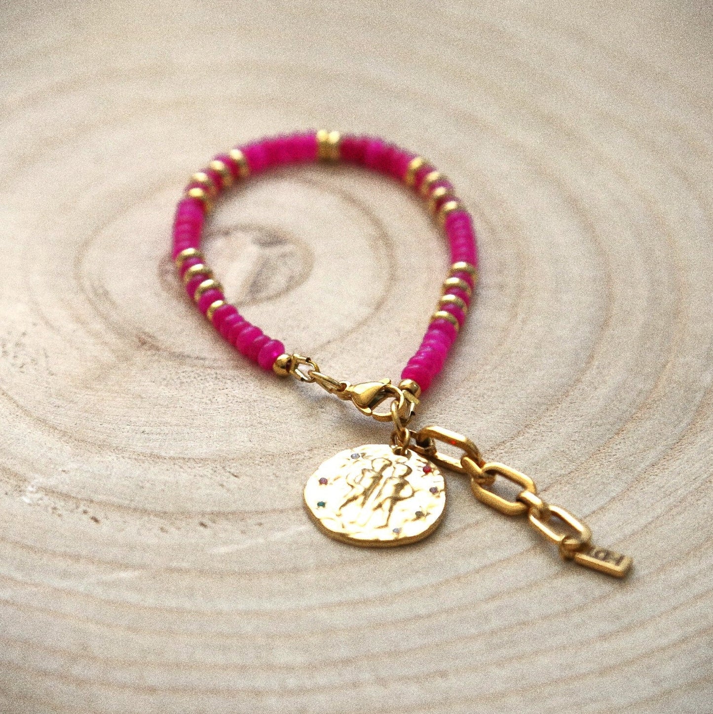 Bracelet Talisman en Agate Fuchsia – Médaille Gémeaux