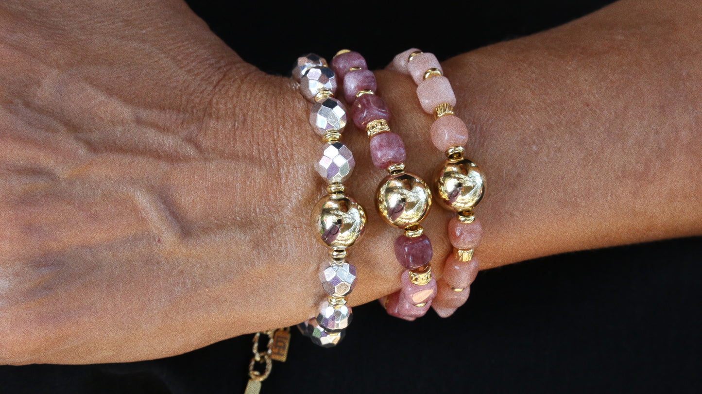 Bracelet – Calcédoine Rose, Perles Dorées &  Trèfle