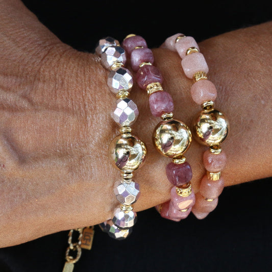 Bracelet – Quartz Fraise, Perles Dorées & Trèfle