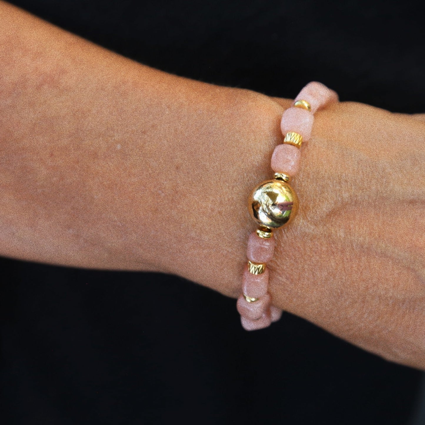 Bracelet – Calcédoine Rose, Perles Dorées &  Trèfle