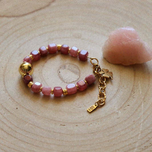 Bracelet – Quartz Fraise, Perles Dorées & Trèfle