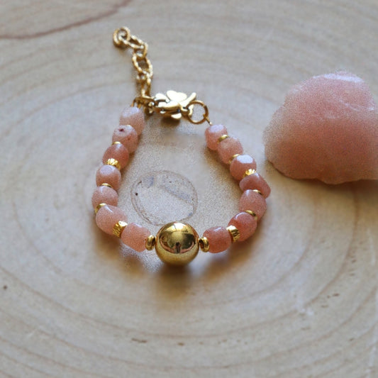 Bracelet – Calcédoine Rose, Perles Dorées &  Trèfle
