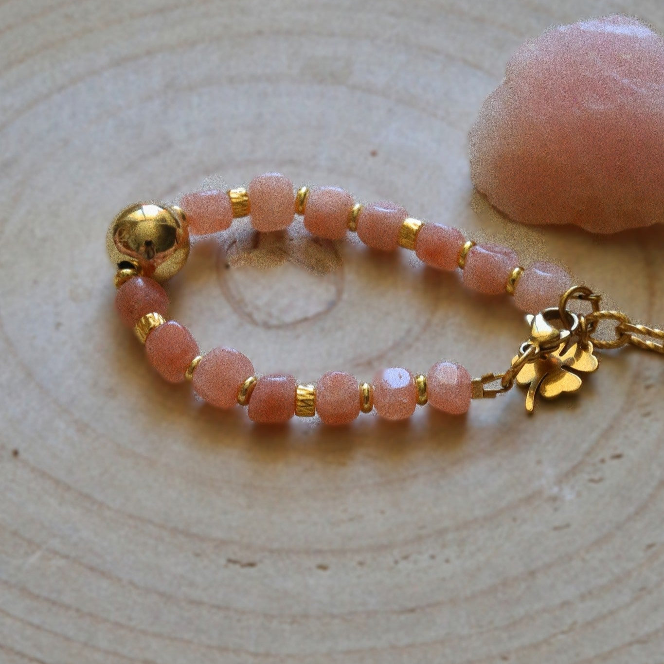 Bracelet – Calcédoine Rose, Perles Dorées &  Trèfle