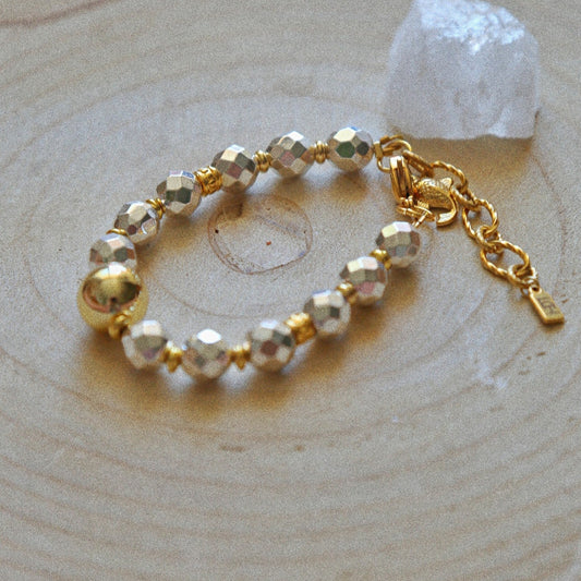 Bracelet – Perles Argent Disco, Grosse Perle Dorée & Carpe